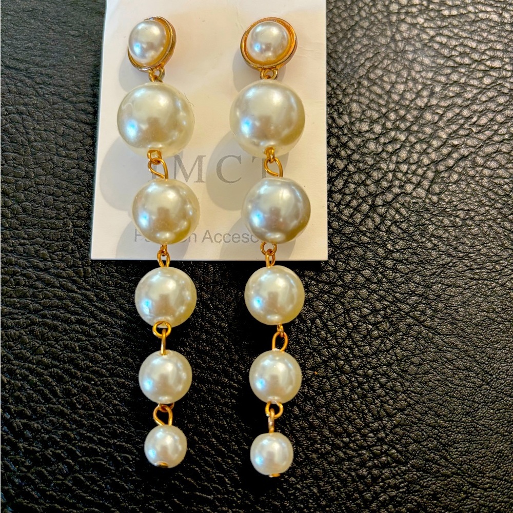 Hanging pearl earrings